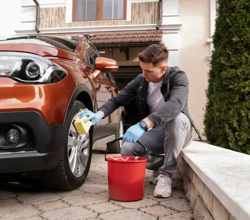 Lavage auto à domicile Magnac-Laval : professionnel intervenant sur un véhicule
